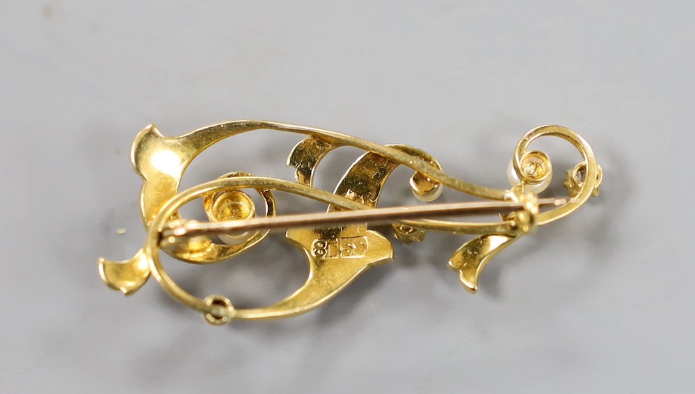 An 18ct, diamond and graduated seed pearl set scroll brooch, 36mm, gross weight 4 grams.